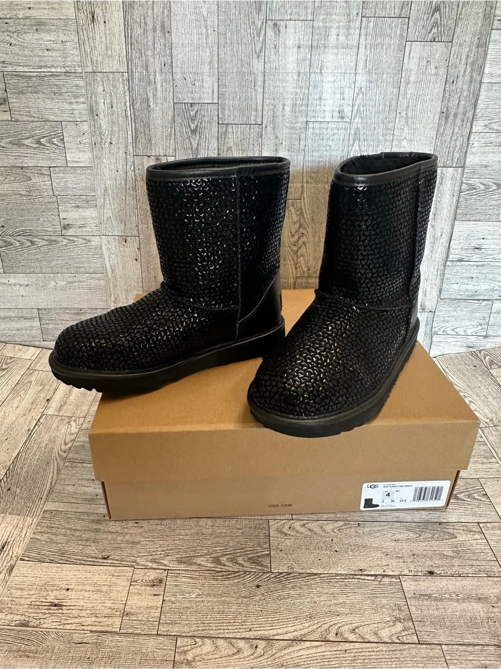 UGG Kids size4 Black Textured classic || gel hearts Winter Boots